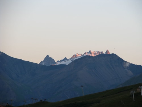 Bergtoppen bij zonsopgang boven de vallei van La Toussuire, alpiene uitzichten van Chalet La Louvière