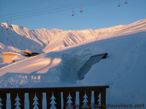 Besneeuwde bergen en skilift bij Chalet La Louvière in La Toussuire, Franse Alpen