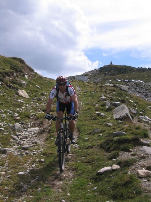 Mountainbiker op alpien pad nabij Chalet La Louvière in La Toussuire, Frankrijk