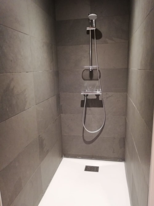 Douche moderne aux murs carrelés gris et pomme de douche pluie chromée à La Tour Grégoire, Clermont-Ferrand