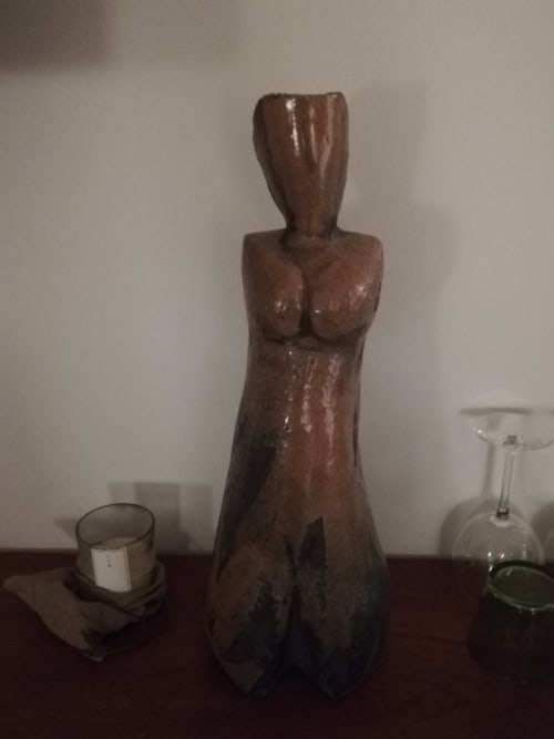 Sculpture en bois et chandelle dans la chambre La Tour Grégoire, gîte de Clermont-Ferrand