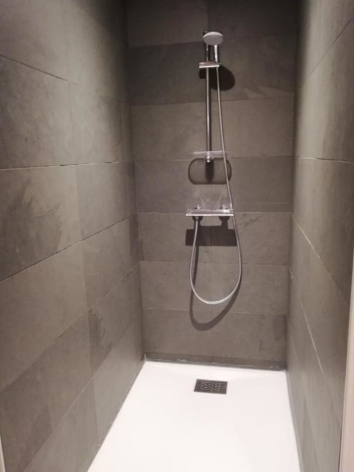Douche moderne à la Chambre Guéry de La Tour Grégoire, Clermont-Ferrand, avec robinetterie chromée et carrelage neutre