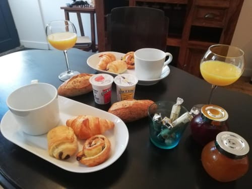 Petit-déjeuner continental à La Tour Grégoire à Clermont-Ferrand avec viennoiseries, croissants, jus d'orange et café