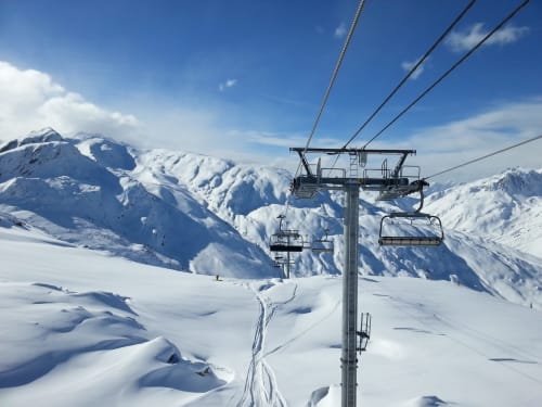 Skilift en besneeuwde bergen bij La Toussuire, dicht bij Chalet La Louvière in Fontcouverte, Frankrijk