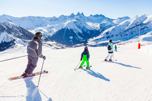 Skiërs op besneeuwde helling met Alpengebergte bij Fontcouverte-La Toussuire nabij Chalet La Louvière