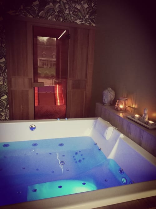 Baignoire de luxe avec chromothérapie à La Cour d'Hortense, boutique-hôtel de Sailly-Flibeaucourt