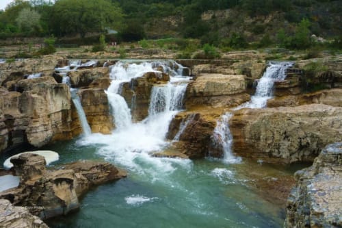Cascades d'eau dégringolant les falaises rocheuses près de la Villa Thébaïde à Laudun-l'Ardoise, France
