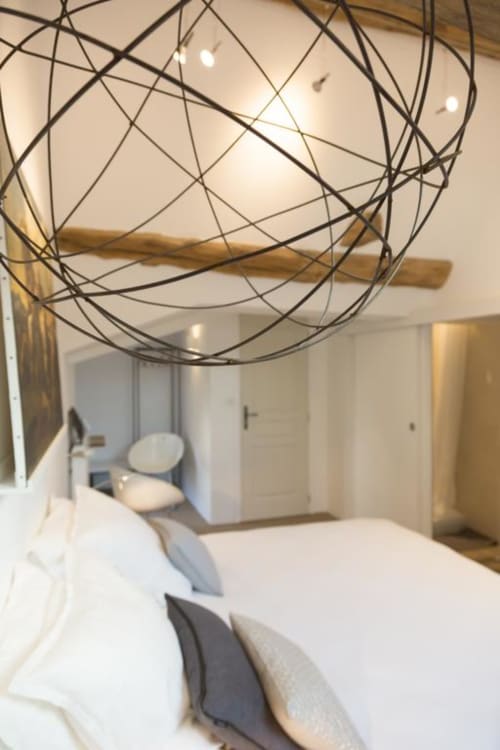 Modernes Schlafzimmer im Clos Saint Jacques in Meursault mit zeitgenössischer Drahtpendelleuchte und weißer Bettwäsche