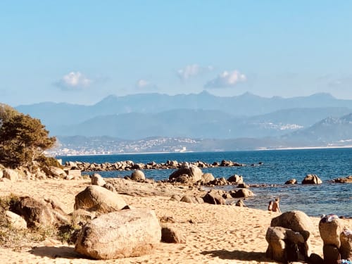 Plage rocheuse avec mer bleue cristalline et montagnes, Villas Marincelu, Porto Pollo, Corse