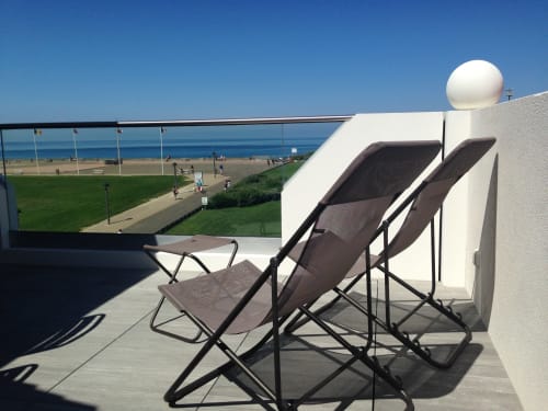 Terrasse vue océan à Côte Et Dune, Biscarrosse Plage, avec chaises longues donnant sur la plage et le gazon