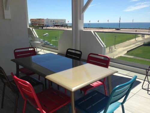 Terrasse de l'appartement Côte Et Dune avec vue sur l'océan à Biscarrosse Plage, tables de dining et promenade enherbée