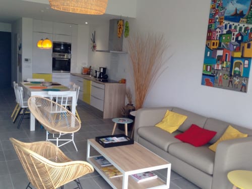 Séjour moderne à Côte et Dune, Biscarrosse Plage, avec cuisine, table à manger, canapé et décoration côtière colorée