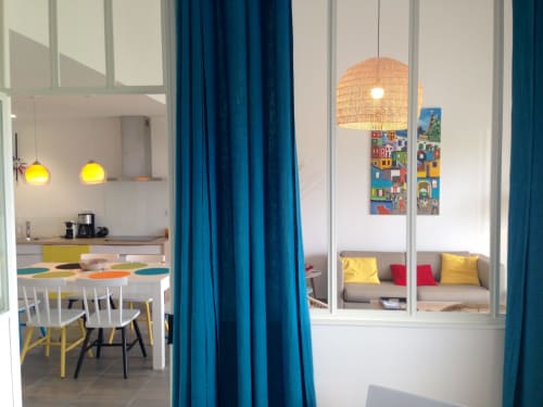 Appartement moderne à Cote Et Dune avec cuisine ouverte, salle à manger et séjour aux rideaux teals et colorés