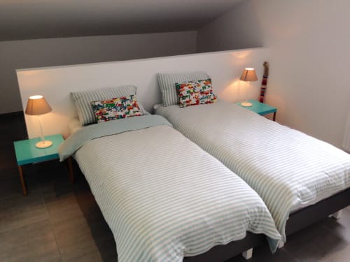 Deux lits simples avec parures rayées et coussins colorés dans l'appartement Côte Et Dune, Biscarrosse Plage, turquoise