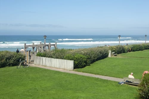 Pelouse côtière de l'hôtel Côte Et Dune à Biscarrosse Plage avec vue océan, accès plage et équipements balnéaires