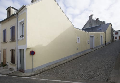Charmantes Gelbfassade des Hotels Les Filles du Bord de Mer auf Kopfsteinpflaster-Straße in Port-en-Bessin
