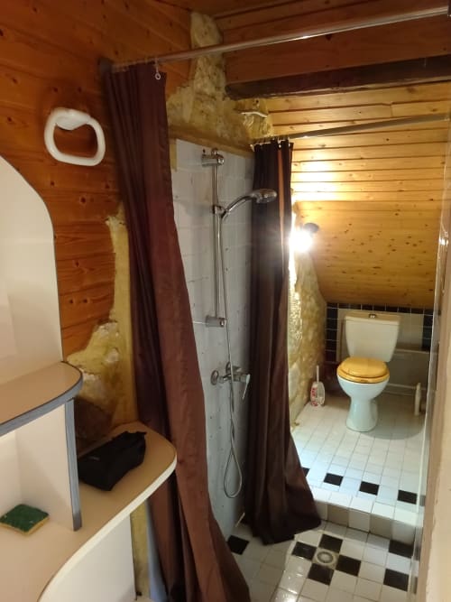 Il faut traverser la douche pour aller aux toilettes.