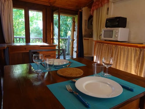 Une petite table suffisante pour 2 personnes