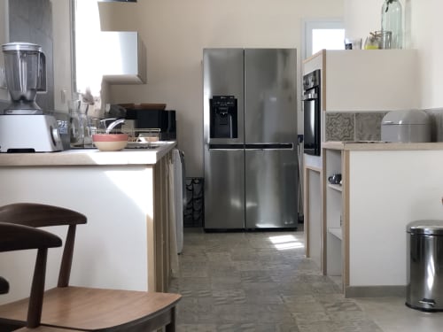 Modern equipped kitchen in Casa Felice villa at Villas Marincelu, Corsica, with stainless steel refrigerator and breakfast
