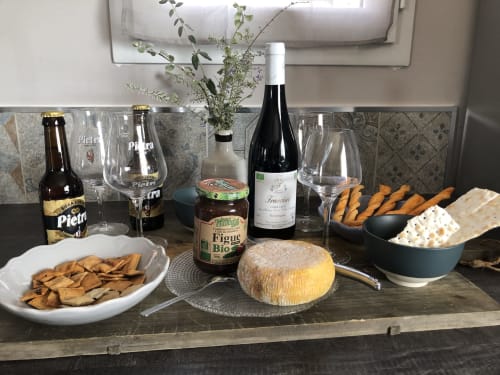 Plateau de charcuterie avec vin et fromage aux Villas Marincelu, Porto Pollo, présentant de la confiture de figue corse locale, des crackers et