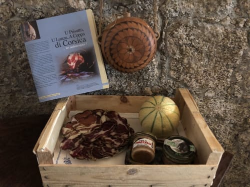 Panier de bienvenue corse aux Villas Marincelu avec charcuterie locale, melon, confitures et artisanat