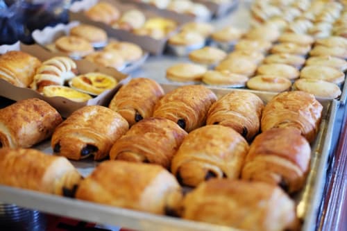 Pâtisseries et croissants frais présentés au service du petit-déjeuner du Relais Motel de Maisonnay en France