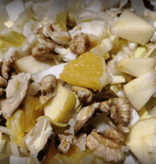 Salade maison de fruits et noix à La Petite étoile D'hôtes En Mercantour, un charmant gîte
