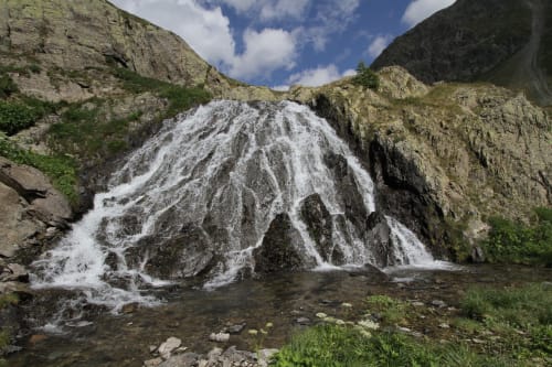 Cascade majestueuse dans les montagnes du Mercantour près de Saint-Dalmas-le-Selvage, falaises rocheuses et torrent alpin