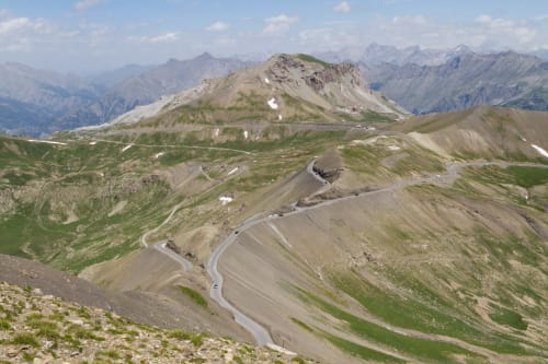 Route sinueuse à travers les pics alpins au col de la Bonette près de Saint-Dalmas-le-Selvage en région de Mercantour