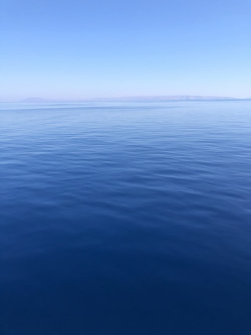 Mer Méditerranée calme et bleue à l'aube à 1H30 de Saint-Dalmas-le-Selvage, France