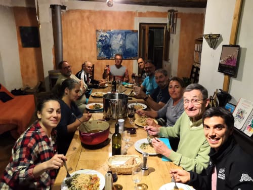 Repas en groupe en table d'hôtes à La Petite étoile D'hôtes En Mercantour, gîte à Saint-Dalmas-le-Selvage, France