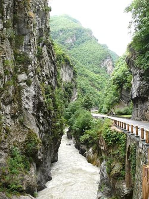 Magnifique gorge avec rivière turquoise, falaises imposantes et verdure luxuriante près de Saint-Dalmas-le-Selvage en Mercantour