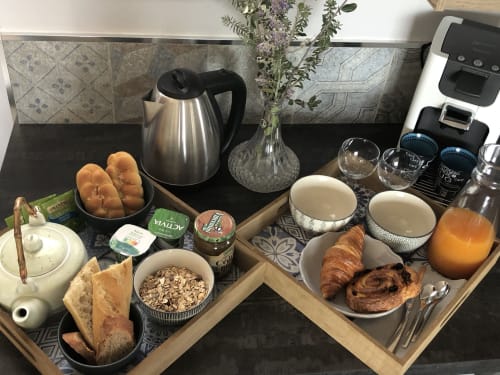 Petit-déjeuner continental aux Villas Marincelu avec viennoiseries, céréales, jus de fruit, café et fleurs fraiches à Serra di Ferro,