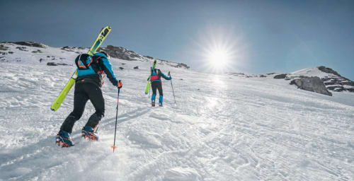 Skieurs de montagne montant les pentes enneigées alpines près de Saint-Dalmas-le-Selvage en Mercantour