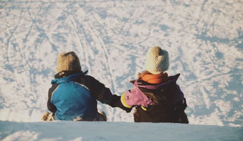 Deux enfants se tenant la main dans un paysage montagneux enneigé à La Petite étoile D'hôtes En Mercantour, Saint-Dalmas-le-Selvage