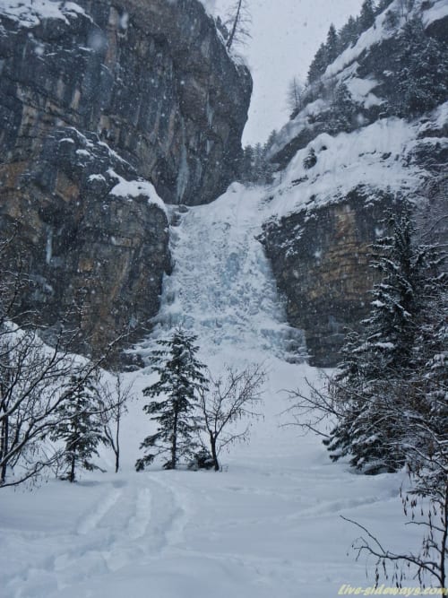 Cascade gelée dans une vallée de canyon enneigée près de La Petite étoile D'hôtes En Mercantour, Saint-Dalmas-le-Selvage