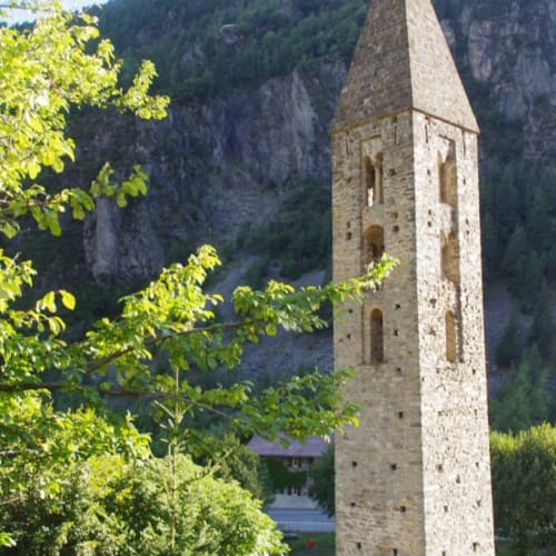 Clocher médiéval dans la vallée de Mercantour avec une verdoyante végétation et des falaises spectaculaires, Saint-Dalmas-le-Selvage