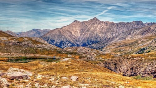 Paysage de vallée alpine avec pics montagneux près de Saint-Dalmas-le-Selvage en Mercantour, France