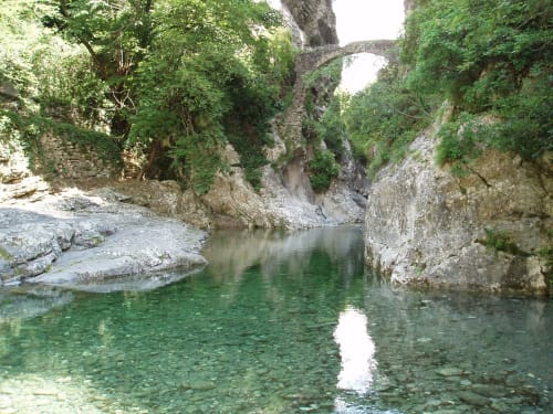 Gorge montagnarde pittoresque aux eaux émeraude cristallines et pont de pierre près de Saint-Dalmas-le-Selvage