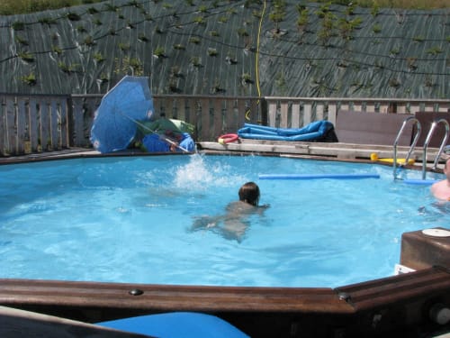 Enfant nageant dans la piscine du Chalet La Louvière, Fontcouverte-La Toussuire