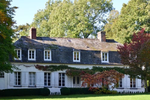 La Tour Blanche B&B à Forest-Montiers : élégant manoir français blanc et ardoise avec lierre et feuillages d'automne
