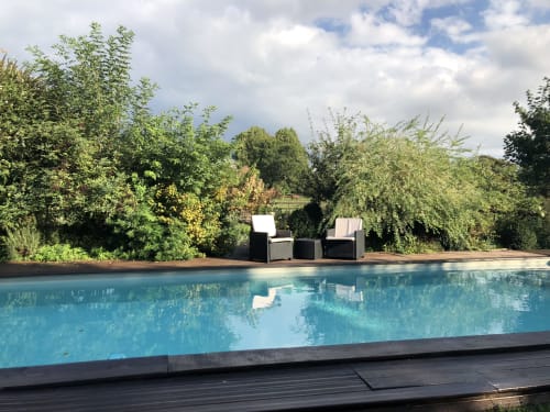Piscine avec transats à La Tour Blanche, chambre d'hôtes à Forest-Montiers, entourée de jardins luxuriants