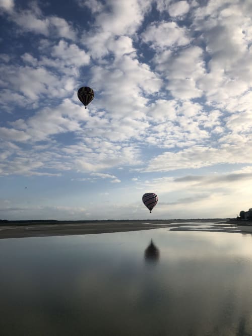 Des ballons à air chaud flottent au-dessus des eaux calmes près de la Tour Blanche, Forest-Montiers