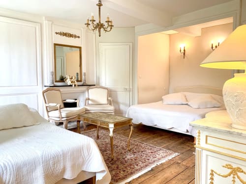 Chambre triple élégante à La Tour Blanche B&B à Forest-Montiers, France, avec décoration classique