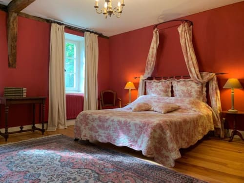 Élégant lit à quatre colonnes avec parure de lit toile rouge dans la chambre cramoisie de La Tour Blanche B&B, Forest-Montiers, France