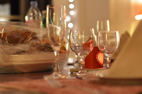 Élégant couvert de table à La Tour Blanche avec verres à vin et ambiance lumineuse à Forest-Montiers