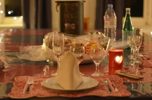 Mise de table élégante à La Tour Blanche avec verres à vin, serviettes en tissu, bougie et bouteilles à Forest-Montiers