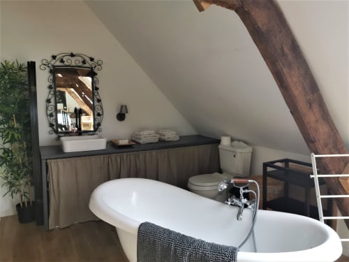 salle de bain ouverte sous les combles