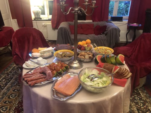 Élégante table de déjeuner Séminaire à La Tour Blanche B&B : saumon, charcuteries, pâtisseries et fruits frais