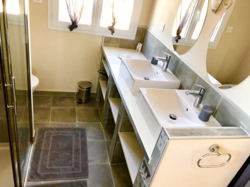 Salle de bains moderne aux Villas Marincelu avec double vasque, accents en carrelage gris et douche à l'italienne à Serra di ferro